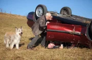 Urban Fuchs (Peter Bongartz, l.) sammelt gerade Kräuter mit seinem Hund Herrn Kaiser, als Hasenzüchter Mayer (Gottfried Vollmer, r.) einen Unfall baut. Er rettet ihn aus dem Autowrack und ruft Hilfe.