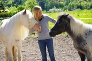 Die Reitpädagogin Annika Heyer interagiert herzlich mit den Ponys Norbert und Lisa.