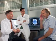Dr. Roland Heilmann (Thomas Rühmann, links) und Dr. Philipp Brentano (Thomas Koch, Mitte) diagnostizieren als Ursache für Robert Borgers (Horst Janson) Sprachstörungen einen Gehirntumor. Robert Borger muss schnellstens operiert werden, da der Tumor lebensbedrohlich ist. Die Operation wird jedoch im Wachzustand durchgeführt, was für Robert unvorstellbar ist.