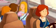 Auf der Autofahrt nach Hause erzählt Alwine, was sie auf ihrem Flug Aufregendes erlebt hat.