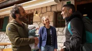 Die Reintalangerhütte im Wettersteingebirge: Moderator Marcus Fahn (rechts) auf der Terasse mit den Hüttenwirtsleuten Andy und Julia Kechle und ihrem Sohn.