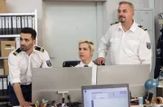 Fahri Celik (Hassan Akkouch, l.), Marlene Weber (Oska Borcherding, M.) und Axel Sommer (Oliver Breite, r.) sind schon neugierig auf die neue Kollegin.