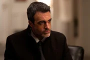 Reid Scott als Det. Vincent Riley