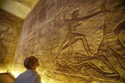 Der Ägyptologe Arto Belekdanian begutachtet die Schlachtreliefs an den Wänden des Tempels von Abu Simbel in Abu Simbel, Ägypten.