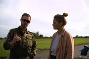 Bei einer NATO-Übung im belgischen Koksijde werden Angriffe mit ABC-Waffen simuliert. Hauptmann Florian (im Gespräch mit Reporterin Greta Buschhaus) leitet die Übung.