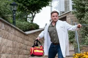Dr. Lindner eilt einer gestürzten Frau zu Hilfe.