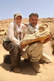 Ägypten - (Von links nach rechts) Maria Nilssen und John Ward halten eine Baby-Sphinx, die sie kürzlich entdeckt haben. (Windfall Films)