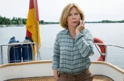 Polizeipräsidentin Alexandra Falkenbach (Marion Kracht) erhält neueste Ergebnisse auf ihrem Polizeiboot.