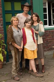 Die fünf Freunde - von links: Tarik (Kaan Sahan), Charlie (Sinje Irslinger), Nils (Tom Gramenz), Patrizia (Luise Beford) und Dajana (Stephanie Amarell).