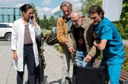 Michael Wolff (Max Volkert Martens, 2.v.l.) bringt seinen Kumpel Johann Wiesweg (Hans Klima, 2.v.r.) ins JTK. Dr. Sherbaz (Sanam Afrashteh, l.) und Ivo Maric (Jakob D'Aprile, r.) kümmern sich um den 70-jährigen.