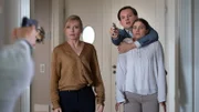 Hanno Bach (Alexander Finkenwirth, h.) bedroht Svenja Vetter (Luise Hipp, r.) mit einem Revolver und hält so Frauke Vetter (Johanna Christine Gehlen, l.) und Tomke Jennsen in Schach.