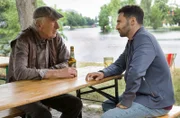 Im Spree-Biergarten versucht Fahri Celik (Hassan Akkouch, r.) mehr aus dem brummigen Anwohner Gerhard Hentschel (Axel Werner, l.) rauszubekommen.