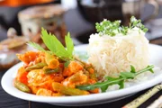 Rote Hühnercurrystreifen mit Reis und Gemüse