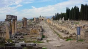 Das 1965 wiederentdeckte Plutonion von Hierapolis nahe der türkischen Stadt Pamukkale.