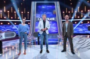 Moderator Jörg Pilawa (M.) mit den Kandidaten des Teams "Schauspiel": Christoph Maria Herbst (r.), Schauspieler und Emilia Schüle (l.) Schauspielerin.
