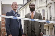 Ein tödlicher Autounfall mit Fahrerflucht in Brighton hat fatale Auswirkungen auf alle Beteiligten. DS Roy Grace (John Simm, l.) und sein Stellvertreter DS Glenn Branson (Richie Campbell) müssen einen Killer aufhalten, der alle Beteiligten des Unfalls töten will.