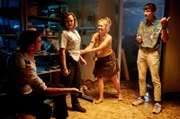 Inzwischen hat auch Katrin Baumanns (Katja Hutko, 2.v.r.) Freund Luka Fischer (Sebastian Schneider, r.) den Ort des Vestecks erfahren, da er Lösegeld gezahlt hätte. Jacob Frings (Max König, l.) und Julia Demmler (Wendy Güntensperger, 2.v.l.) sind überrascht.