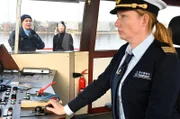 Sabine Heiler (Katja Studt, r.) verlangt von Nele Fehrenbach (Floriane Daniel l.) und Julia Demmler (Wendy Güntensperger, 2.v.l.), dass sie zwei Gymnasiasten auf dem Schiff zum Geständnis bewegen am Tod des Sohnes beteiligt gewesen zu sein.