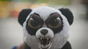Wenn wir seelisch sehr tief von einer anderen Person verletzt werden, kann sich selbst innige Liebe in Hass verwandeln: Selbst ein süßer Kuscheltier-Panda kann zur Hassfratze werden, wenn man ihn lange genug provoziert.