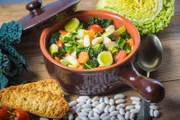 Ribollita, toskanische Suppe classic, altmodische Mahlzeit Bauern
