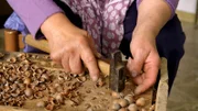 Dem Nussknacker zieht Oma Maria einen speziellen Tisch vor