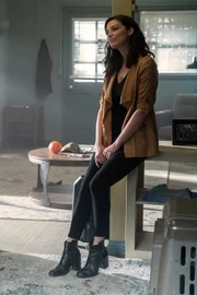 Mandy Ellis (Jessica Pare)