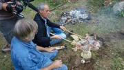 Christian Rach kocht seine erste Steinzeit-Suppe im Felltopf. links: Jean-Loup Ringot