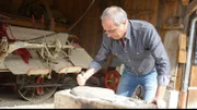 Christian Rach versucht sich am römischen Handmühlstein im Brotmuseum Ebergötzen.