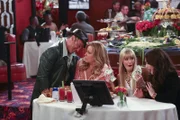 Sophies (Jennifer Coolidge, 2.v.r.) neuer Lover Nicky (Peter Onorati, l.) ist ein großer Fan von Pferderennen - und sehr großzügig: Er gibt Caroline (Beth Behrs, 2.v.r.) und Max (Kat Dennings, r.) nicht nur ein üppiges Trinkgeld, sondern nimmt sie auch mit zur Rennbahn. Was für Caroline zum Verhängnis wird ...