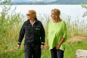 Mechthild Fehrenbach (Diana Körner, r.) zeigt ihrer Tochter Nele Fehrenbach (Floriane Daniel, l.), die Stelle des Drehorts, den sie auf der gefundenen Kamera gesehen hat. Nele entdeckt Blut- und Schleifspuren.