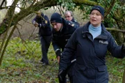 Jakob Frings (Max König, 2.v.r.) und Nele Fehrenbach (Floriane Daniel, r. mit Komparsen) eilen ihrer Kollegin zu Hilfe.
