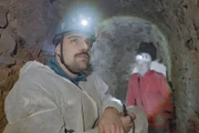 P.M. Wissen Reporter Philipp McAllister mit Erdstallforscher Josef Weichenberger. Warum wurden vor circa 1000 Jahren diese unterirdischen Gänge gegraben?