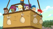 Die Kinder fahren mit einem Heißluftballon.