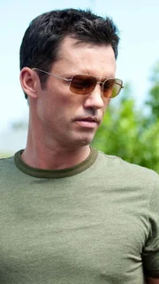 Für Michael Westen (Jeffrey Donovan) gibt es ein überraschendes Wiedersehen mit seinem ehemaligen Nachbarn: Der Drogendealer, den er damals angeschossen hatte, um ihn zum Auszug zu überreden, ist aber nicht gekommen, um Rache zu nehmen, sondern um seine Hilfe zu erbitten.