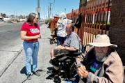 Die Anwältin Ronda Kennedy (li.) aus Las Vegas will für die Republikaner als Senatorin von Nevada gewählt werden. Im Wahlkampf besucht sie Obdachlose auf einer Straße abseits des berühmten Strips.
