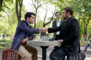 Garry (Christian Cooke, li.) bietet Paul (Tom Austen, re.) die Chance auf ein Rematch ihrer Partie aus dem Jahr 1994. PC (Orion Lee, Mi.) beobachtet das Spiel.