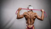 Über alle Grenzen. Für den perfekten Körper. Gegen Selbstzweifel und Konventionen. „Pumping Beauty“ begleitet Lena und Bahar auf dem steinigen Weg zum Königswettbewerb der Bodybuilding-Szene: der „Ms. Olympia“. KeyVisual