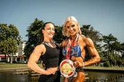 Lena Ramsteiner (rechts) & Trainerin Jennifer Rohde mit der Medaille für die erfolgreiche Qualifikation für Mrs. Olympia in Las Vegas.