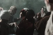 Hexen tanzen auf dem Hexensabbat um den Teufel.