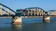 Der Zug überquert den Fluss Arade bei Portimão. Der Bau der Eisenbahn-Brücke war ein wichtiger Meilenstein für die Menschen in der westlichen Algarve. Fischkonserven und landwirtschaftliche Produkte konnten so leichter abtransportiert werden.