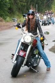 Fiona (Gabrielle Anwar) ist bei ihrem aktuellen Fall damit beschäftigt, einen Anwalt vor der Biker-Gang Breakers zu schützen, denn diese haben ihn zum 'Freiwild' erklärt.