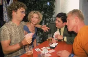 Atze (Atze Schröder, li.), Viktor (Johannes Rotter, 2.v.r.) und Harry (Norbert Heisterkamp, re.) wollen Skat spielen, doch Biene (Heike Kloss) macht sich Sorgen, dass ihre Mutter Hildegard sich einsam fühlen könnte...