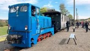 Im Bahnhof Benndorf wartet der Infozug der Mansfelder Bergwerksbahn. Auf der Fahrt wird Wissenswertes zur Bergbaugeschichte in der Region vermittelt.