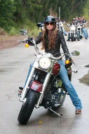 Fiona (Gabrielle Anwar) ist bei ihrem aktuellen Fall damit beschäftigt, einen Anwalt vor der Biker-Gang Breakers zu schützen.