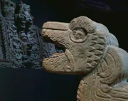 Quetzalcoatl, gefiederter Schlangengott, Steinskulptur, mit Stuckmaske an der Fassade der Maskenpyramide von Kohunlich, Maya-Kunst.