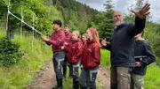 Samuel, Emilio, Anuk, Lina, Leonie, Dr. Markus Port (v. l. n. r.): Luchspeilung mit Antenne im Thüringer Wald.