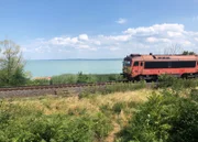 Am Nordufer des Plattensees verläuft die Bahnlinie teilweise direkt am See.