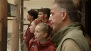 Samuel, Leonie, Anuk, Emilio, Jens Hirmer schauen ins Giraffengehege des Zoo Leipzigs.