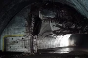 Diese Schutztüren sollten selbst dem Überdruck einer Nuklearexplosion standhalten. Während der Jugoslawienkriege sprengte die jugoslawische Armee sie dann selbst.