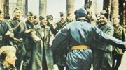 Rotarmist am Brandenburger Tor im Mai 1945.